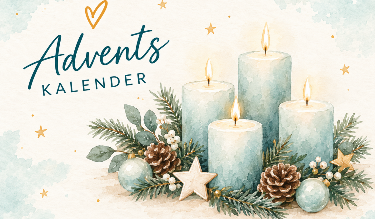 Text: Adventskalender, Bild: Vier Kerzen mit weihnachtlicher Deko aus grünen Zweigen, Tannenzapfen und Kugeln