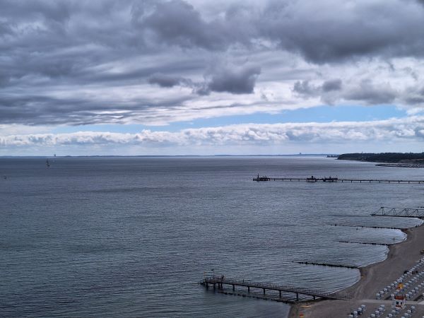 Graue Wolken, Meer, Strand, Seebrücke in Grömitz